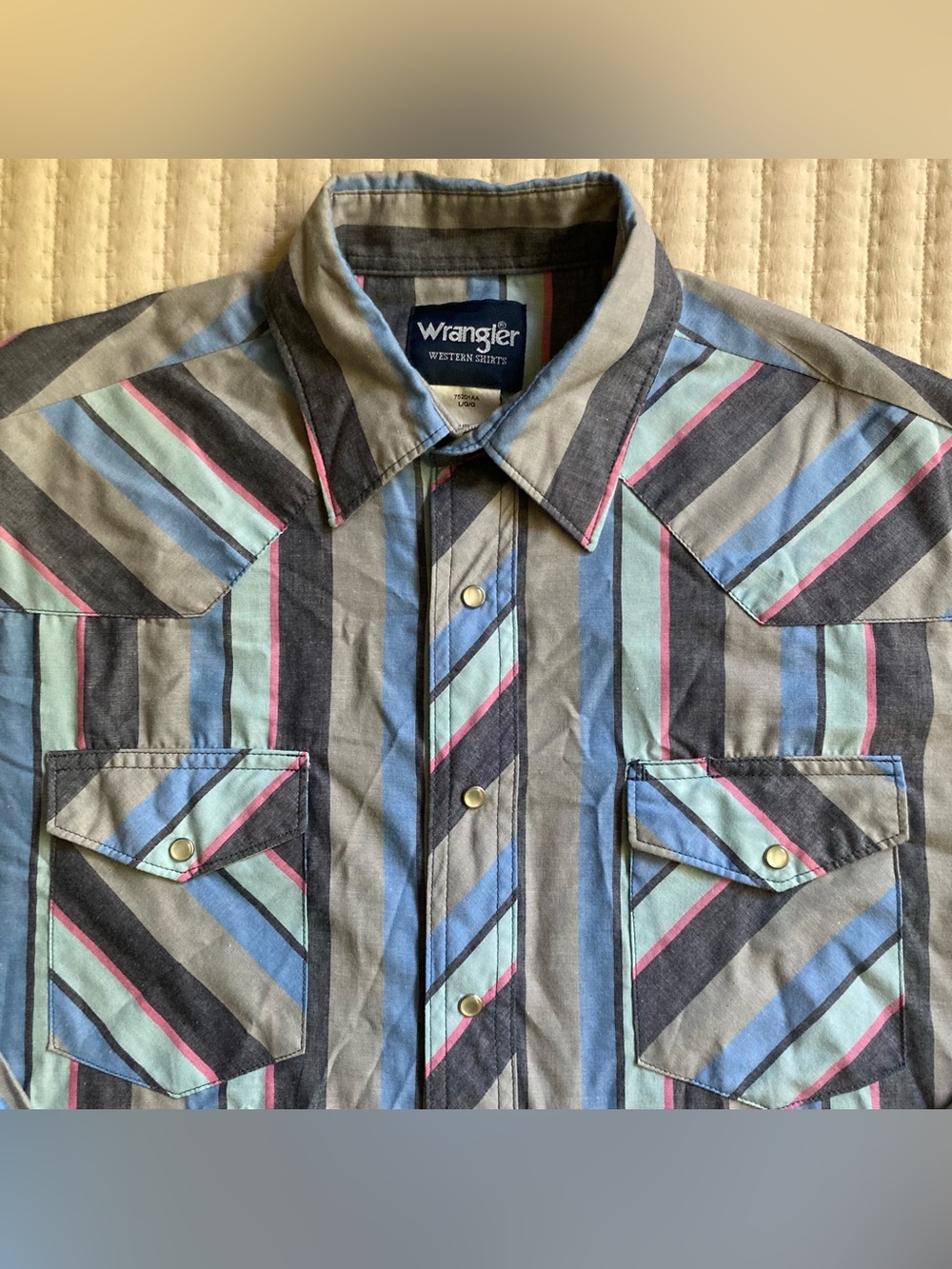 Wrangler Long Sleeve Pearl Snap Western Shirt Men’s Large Blue Pink Cotton Poly